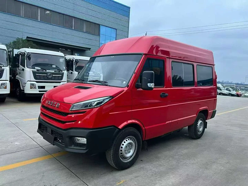 依维柯新得意8/9人运兵车