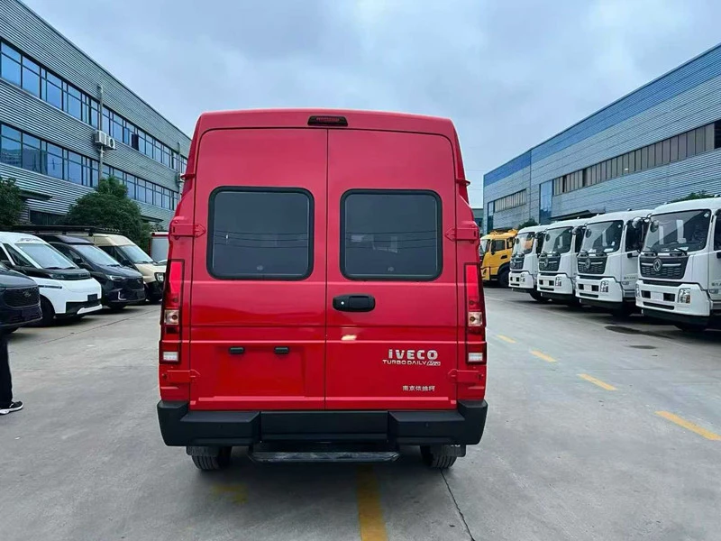 依维柯得意运兵车4