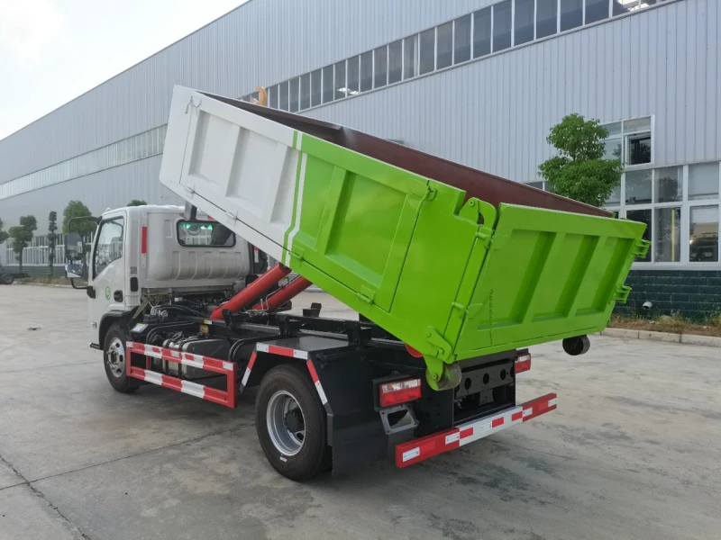 大运翼途低顶勾臂垃圾车8