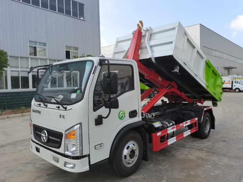 大运翼途低顶勾臂垃圾车6
