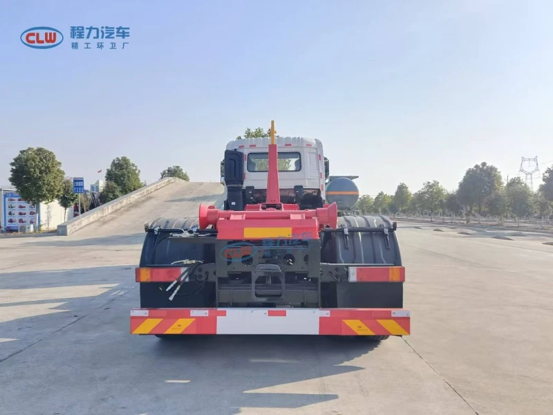 东风天龙后双桥勾臂垃圾车2