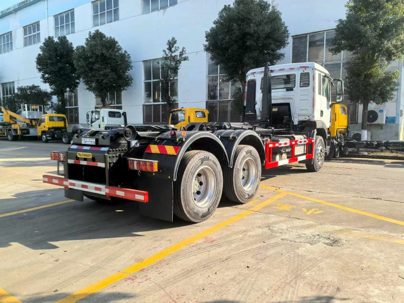 重汽汕德卡后双桥勾臂垃圾车3