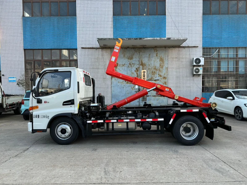 江淮小黄牌钩臂垃圾车6