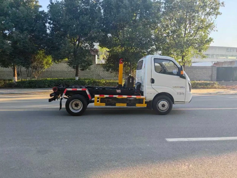 飞碟缔途纯电动勾臂垃圾车5
