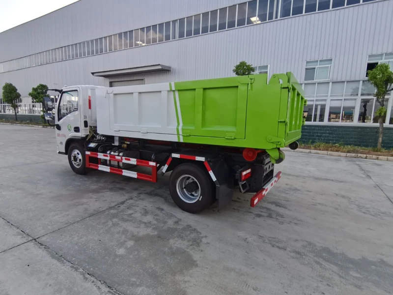 大运翼途低顶勾臂垃圾车3