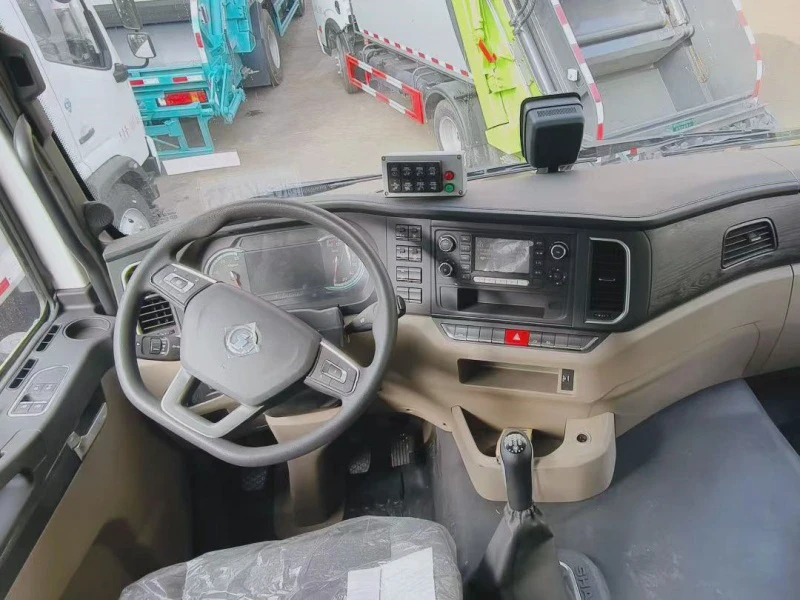 陕汽德龙 8×4 38 立方米压缩式垃圾车5