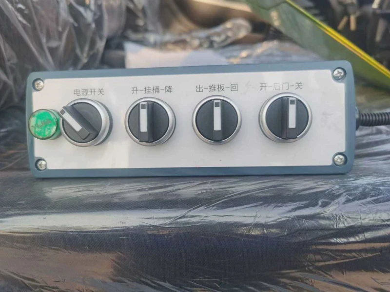 东风7.5方侧装压缩式垃圾车6